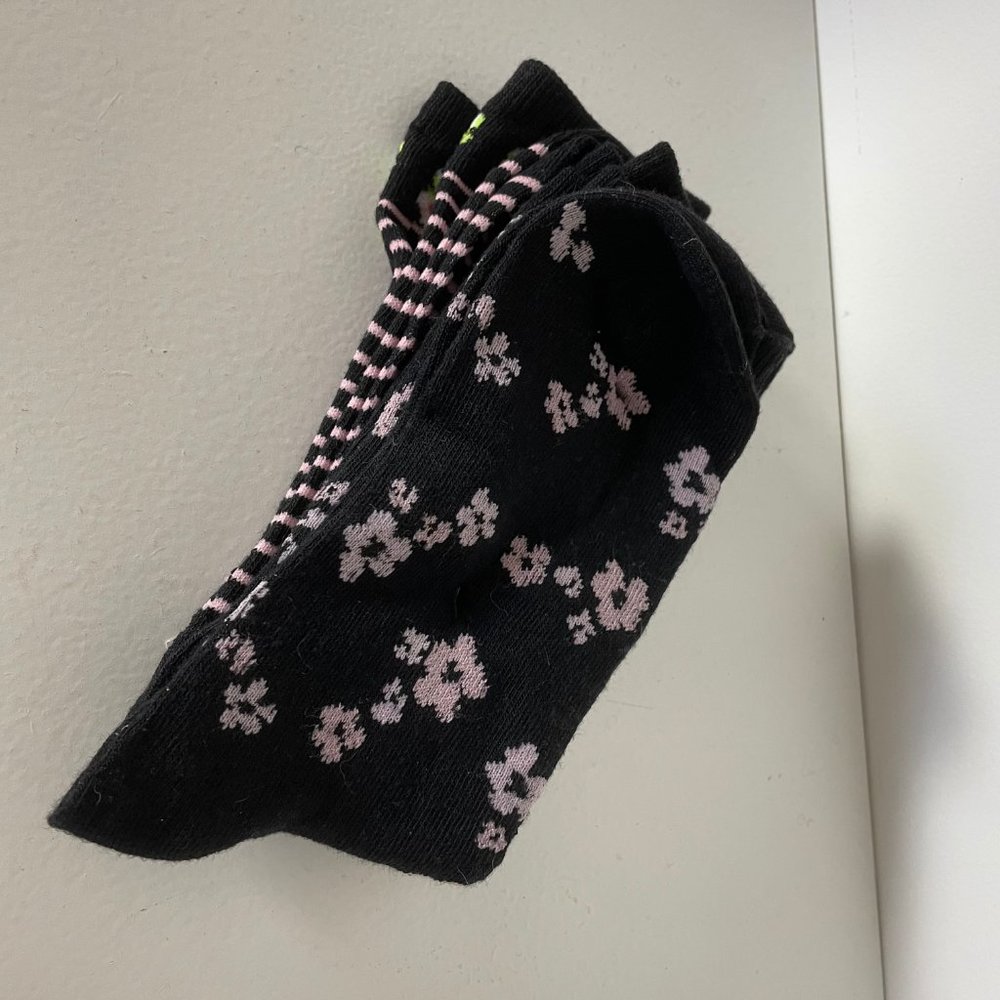 LAST CHANCE Crew Socks 3 Pair Black Pink Floral NWT Size 4-10 - Picture 2 of 4